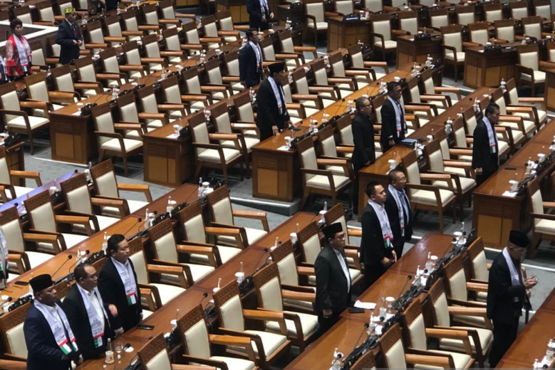 BKSAP DPR dan YPSP Bagikan Syal Palestina kepada Anggota Dewan