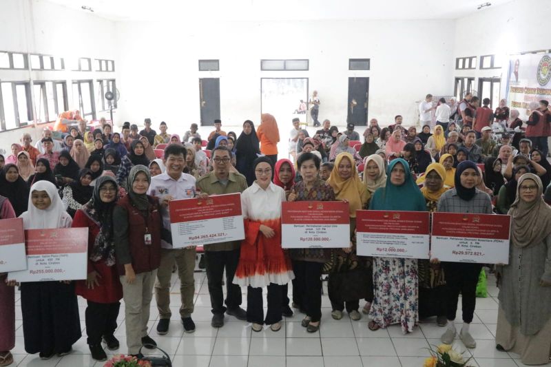 DPR dan Kemensos Serahkan Bantuan Sosial Senilai Rp1,2 Triliun kepada Masyarakat