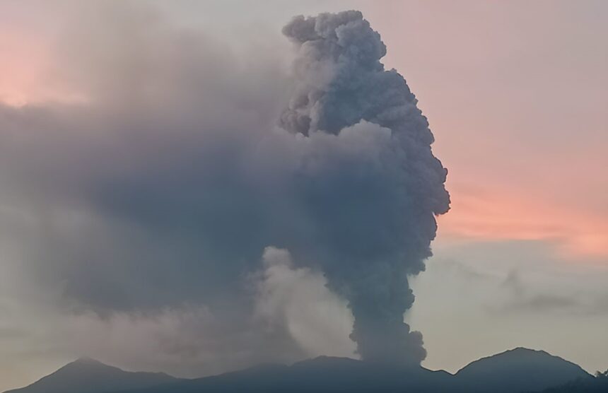 Gunung Dukono Meletus
