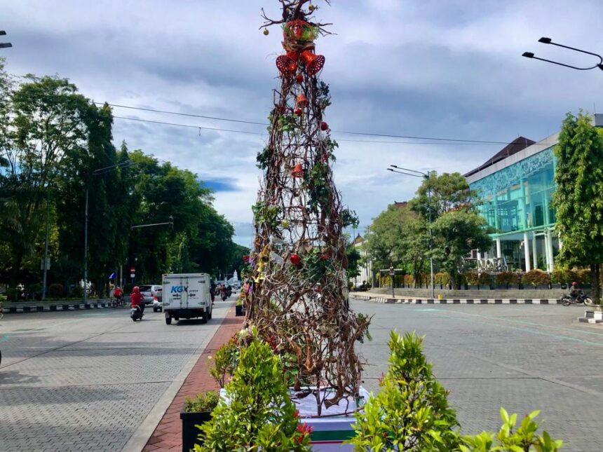 Kota Dihiasi Ornamen Natal Saat Memasuki Musim Liburan