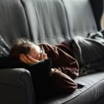 Menjauhi Gaya Hidup yang Sering Rebahan untuk Mencegah Osteoporosis