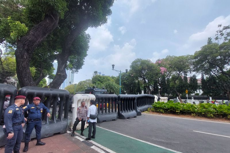 Penutupan Jalan oleh Polisi di Depan Gedung KPU Menjelang Pengumuman Capres-Cawapres