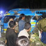 Petugas Berhasil Mengamankan Mikrobus Elf dari Rel Kereta Api Setelah Kecelakaan