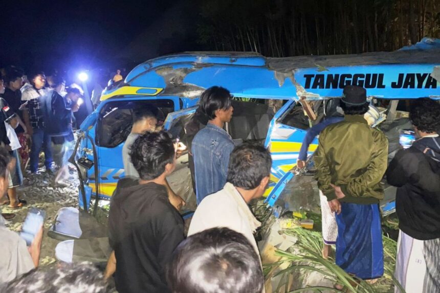 Petugas Berhasil Mengamankan Mikrobus Elf dari Rel Kereta Api Setelah Kecelakaan