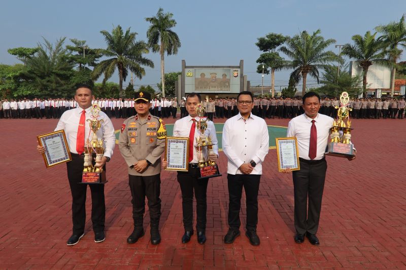 Polda Memberikan Penghargaan kepada Polres yang Meraih Gelar Kampung Bebas Narkoba