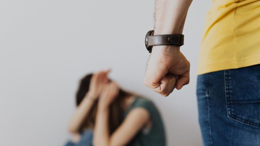 Polisi Menangkap Tersangka Kekerasan Dalam Rumah Tangga (KDRT)