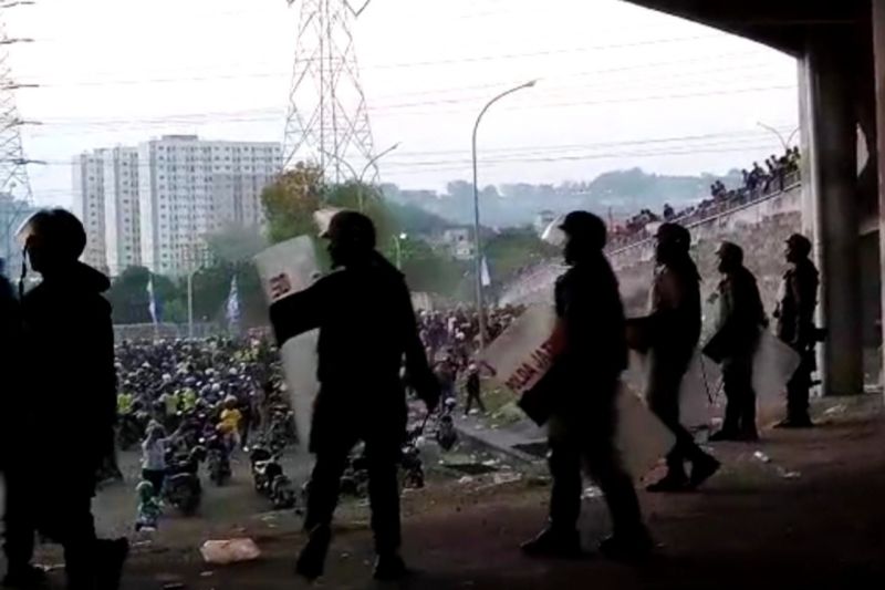 Polisi dan Suporter Mengalami Luka Akibat Kericuhan di Gresik