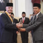 Presiden Jokowi Menganugerahkan Bintang Jasa Pratama kepada Presiden FIFA