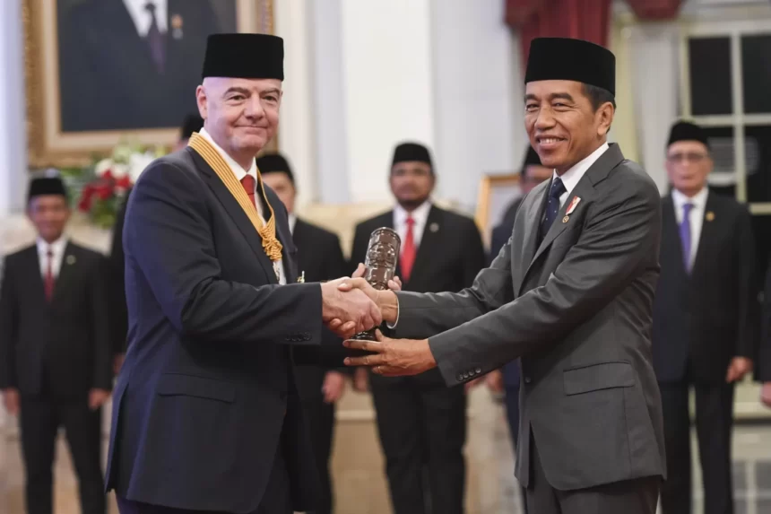 Presiden Jokowi Menganugerahkan Bintang Jasa Pratama kepada Presiden FIFA