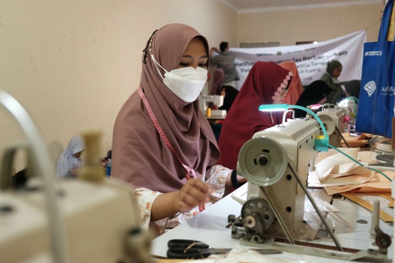 Pupuk Kujang Mendampingi Masyarakat dalam Memanfaatkan Limbah Jadi Kain Konveksi