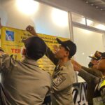Satpol PP Menutup Tempat Usaha Penjual Minuman Beralkohol