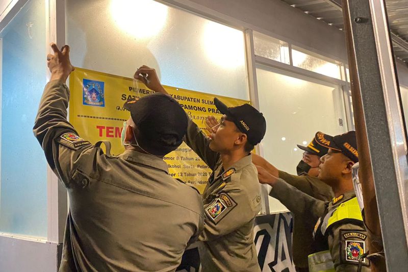 Satpol PP Menutup Tempat Usaha Penjual Minuman Beralkohol