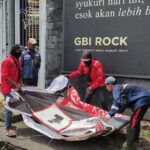 Tim Gabungan Melakukan Penertiban Pemasangan Baliho Caleg