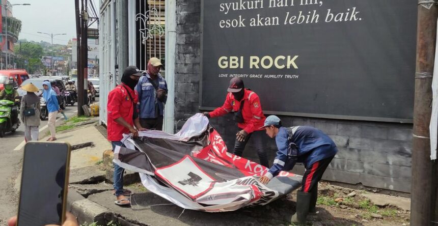 Tim Gabungan Melakukan Penertiban Pemasangan Baliho Caleg