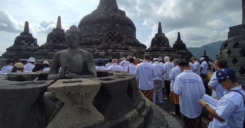 Upacara Doa Perdamaian Palestina oleh Umat Buddha di Candi Borobudur