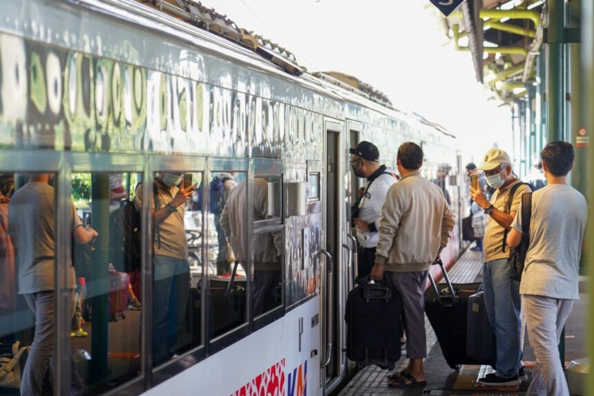 8 Tips Aman dan Nyaman Naik Kereta Api Saat Musim Hujan