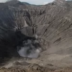Asap Putih dan Kelabu Muncul dari Kawah Gunung Bromo