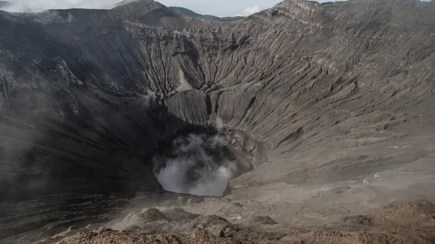 Asap Putih dan Kelabu Muncul dari Kawah Gunung Bromo