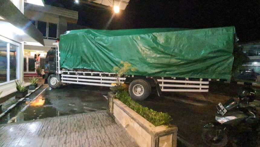 Bea Cukai Sita 1 Truk yang Mengangkut Rokok Ilegal dari Jawa Timur