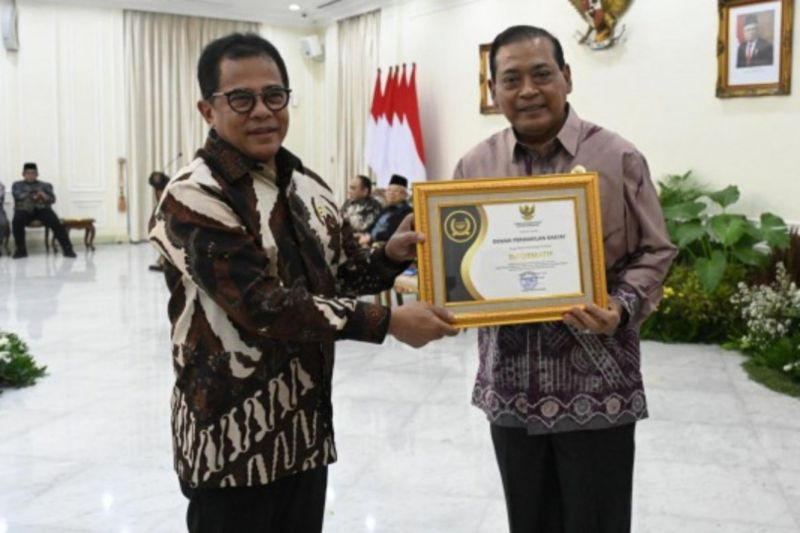DPR Meraih Penghargaan Kategori Informatif sebagai Badan Publik dari KIP