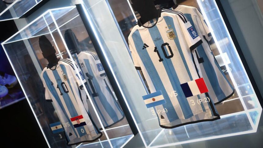 Jersey Messi di Piala Dunia 2022 Terjual dengan Harga Rp 120,8 Miliar!