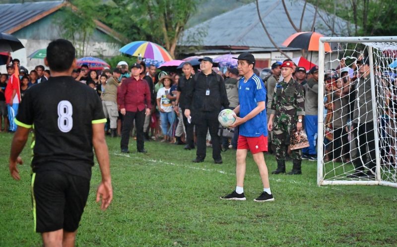 Jokowi Membagikan Video Aksinya sebagai Kiper di Media Sosial