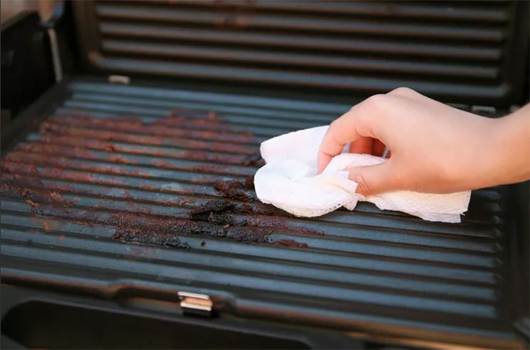 Langkah Membersihkan Peralatan Panggang untuk Persiapan BBQ Tahun Baru