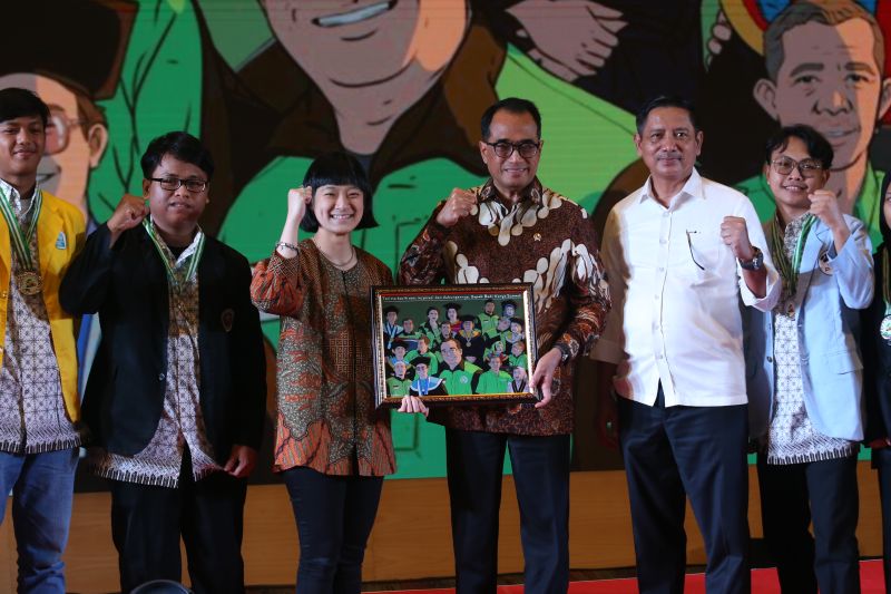 Menhub RI Tersentuh Mendengar Kisah Kelulusan Anak Mitra Gojek