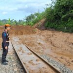 PT KAI Mengalihkan Rute Sejumlah Kereta Api Lintas Selatan Akibat Terjadi Longsor