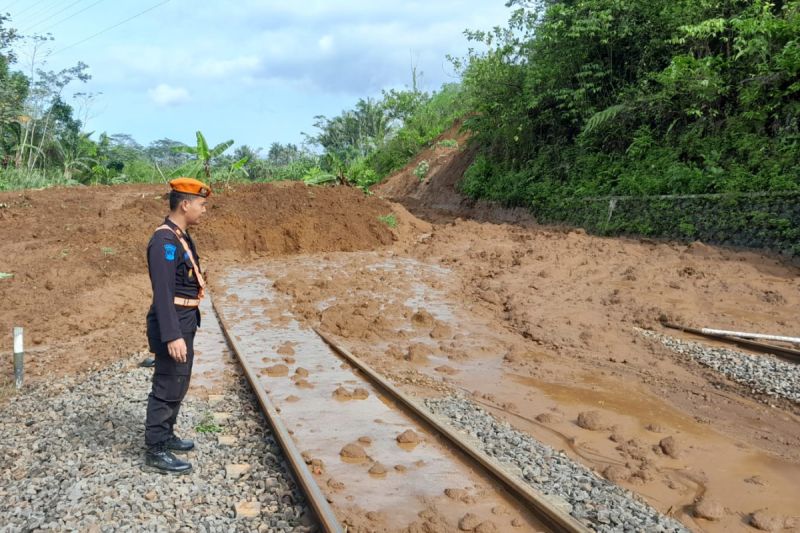 PT KAI Mengalihkan Rute Sejumlah Kereta Api Lintas Selatan Akibat Terjadi Longsor