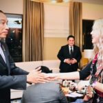 Pelajar Keturunan Indonesia Pemain Ukulele Menghibur Jokowi di Dubai