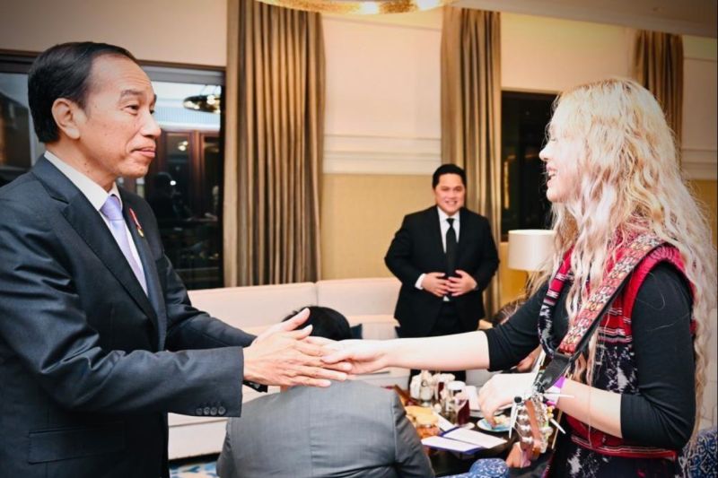 Pelajar Keturunan Indonesia Pemain Ukulele Menghibur Jokowi di Dubai