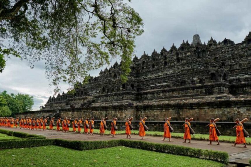 Peserta Pabbajja Samanera Melaksanakan Prosesi Pindapatta di Borobudur