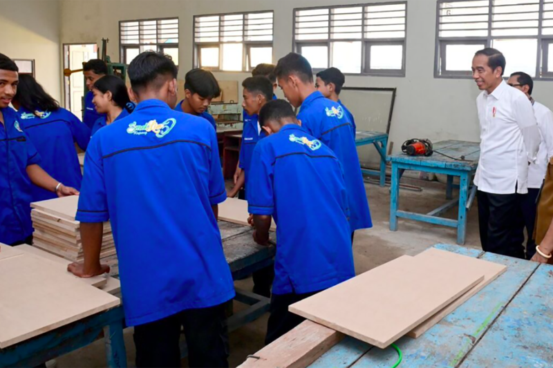 Presiden Jokowi Kirim 1 Mobil untuk Mendukung Praktik Pembelajaran Siswa di SMK