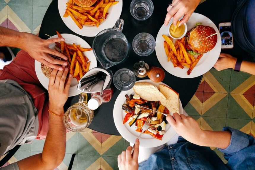 Strategi Mindful Eating Selama Musim Liburan untuk Mencegah Kenaikan Berat Badan