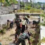 TNI Membersihkan Jaringan Irigasi di Depan Sirkuit Mandalika