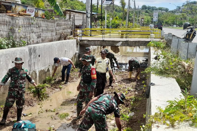TNI Membersihkan Jaringan Irigasi di Depan Sirkuit Mandalika