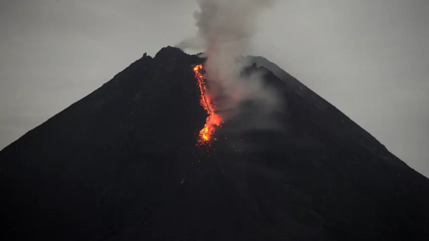 BNPB Himbau Masyarakat Waspada Terhadap Ancaman Lava dan Awan Panas Gunung Merapi