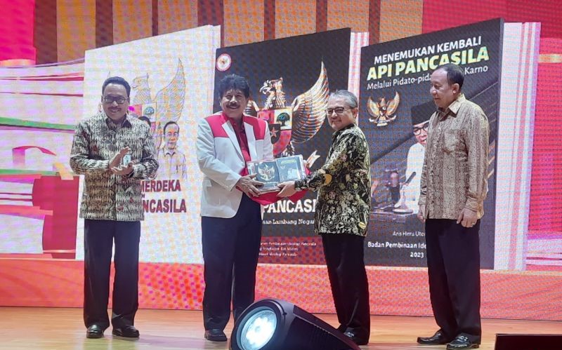 BPIP Menyerahkan 7 Buku Peningkatan Literasi Pancasila kepada Perpusnas RI