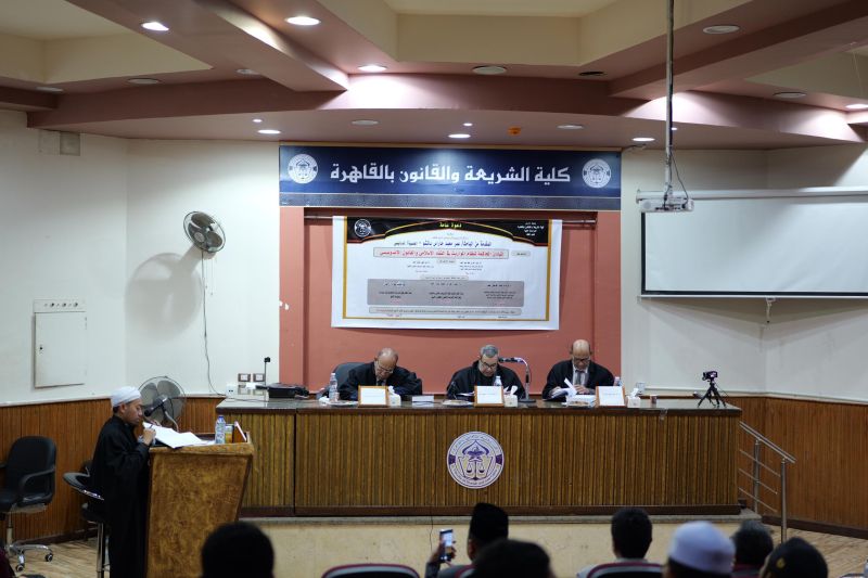 Mahasiswa Indonesia asal Sulawesi Selatan Umar Muhammad H. Baco saat sidang tesis di Auditorium Muhammad Fuad, Fakultas Syariah, Universitas Al Azhar di Kairo, Mesir,