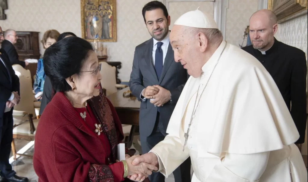 Megawati Soekarnoputri bertemu dengan Paus Fransiskus di Istana Apostolik,
