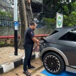 PLN Transformasi Tiang Listrik Menjadi Stasiun Pengisian Kendaraan Listrik