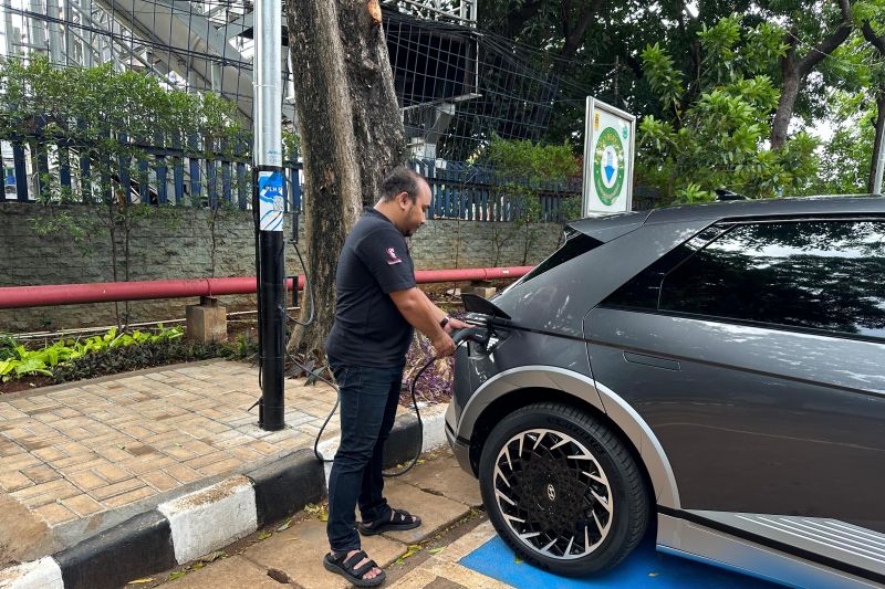 PLN Transformasi Tiang Listrik Menjadi Stasiun Pengisian Kendaraan Listrik
