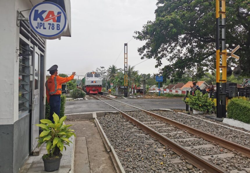 PT KAI Mengingatkan Masyarakat untuk Tidak Melakukan Aktivitas di Jalur Rel Kereta Api