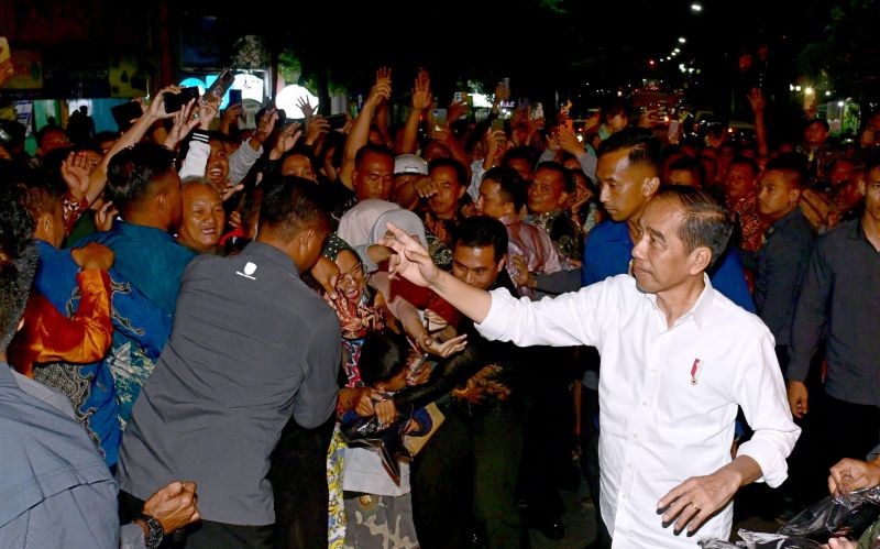Pembagian Kaos dan Perlengkapan Balita oleh Presiden Jokowi dan Ibu Iriana di Salatiga