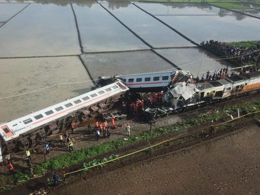 Permintaan Maaf KAI kepada Pelanggan Terkait Kecelakaan Kereta Api di Bandung
