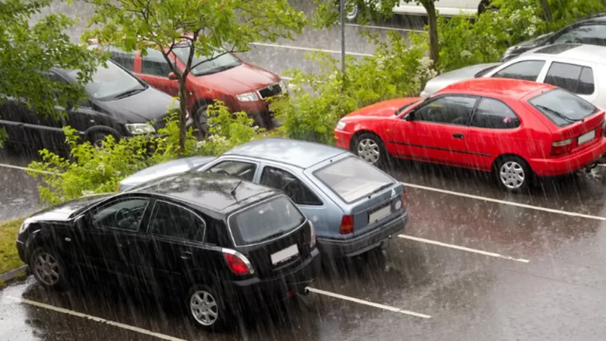 Tips Aman Parkir Mobil di Tengah Musim Hujan