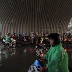 Tips Aman untuk Pemotor Saat Berteduh, Hindari Berteduh Asal-asalan!