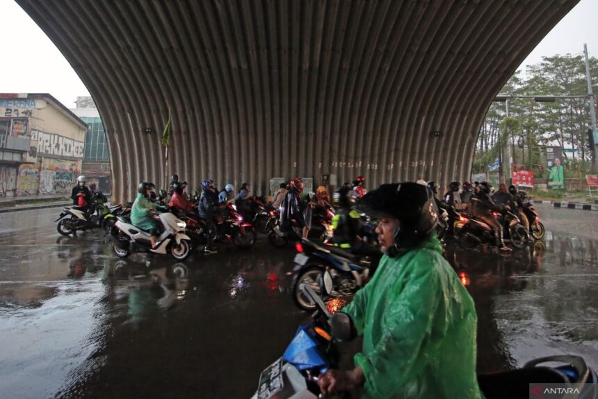 Tips Aman untuk Pemotor Saat Berteduh, Hindari Berteduh Asal-asalan!