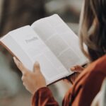 3 Keuntungan dari Hobi Membaca Buku Selain Memperluas Wawasan